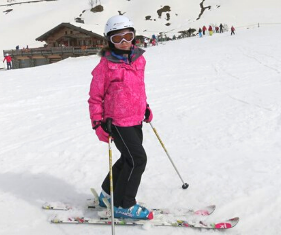 Family skiing in Le Grand Bornand (2).png