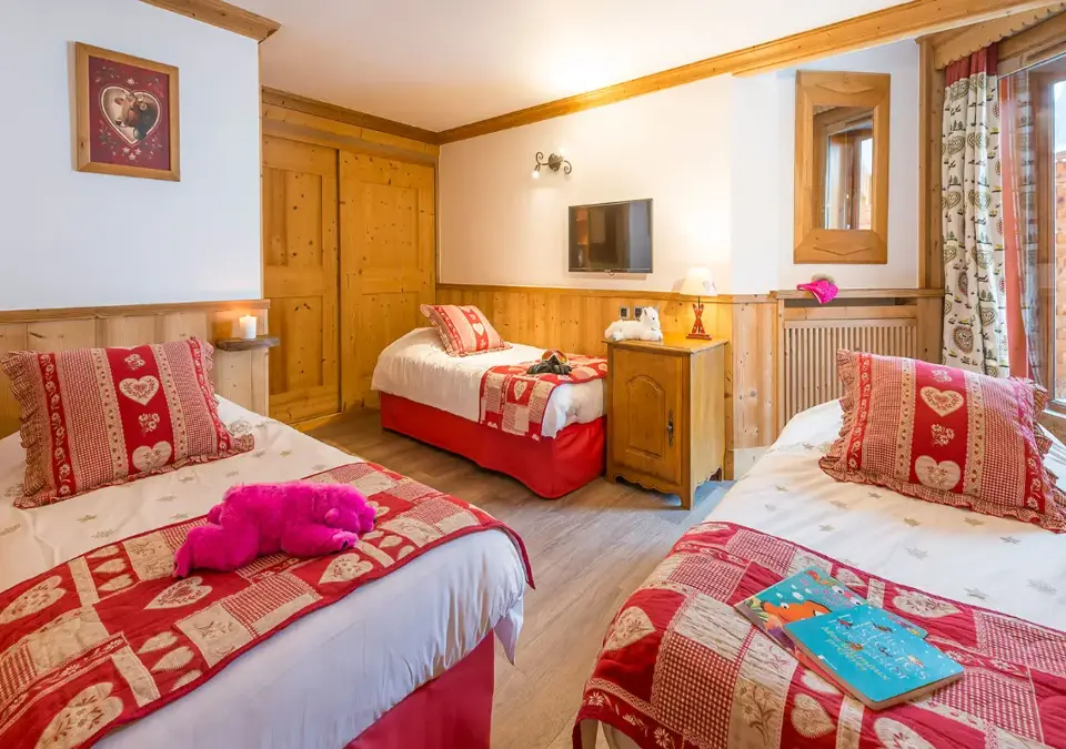 eterlou-meribel-chambre_famille_5pers (5).webp