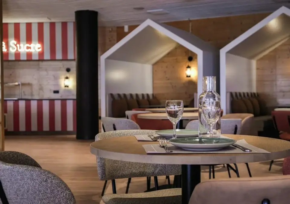 Les Cimes du Soleil-Avoriaz-Bar-restaurant (1).webp
