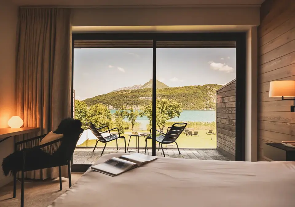 hotel-villacaroline-annecy-chambre-double-vue-lac-v03.webp