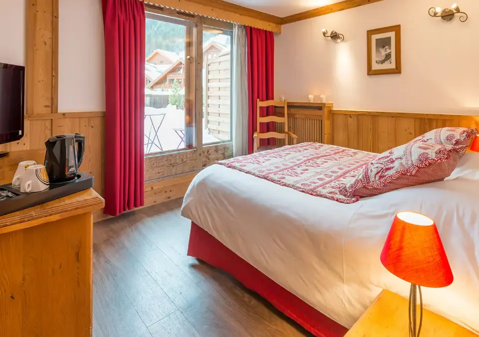 eterlou-meribel-chambre_famille_5pers (8).webp