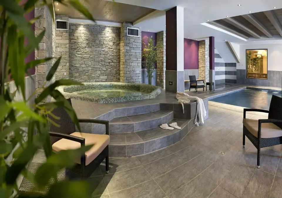 Chalet des Dolines-Montgenevre-Hot tub.webp