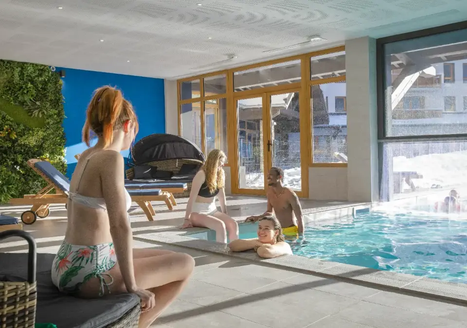 Les Clarines-Les Deux Alpes-Indoor outdoor pool  (©ManuReyboz).webp